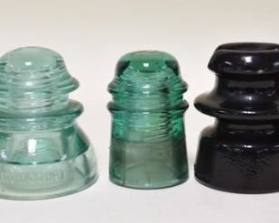 1252	5 INSULATORS, 2 ARE DARK AMBER
