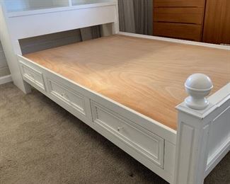 4 Poster Full Bed w Under-bed Storage