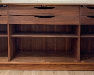 Vintage Mahogany Buffet/ Sideboard w/Dual Bi-Fold Doors