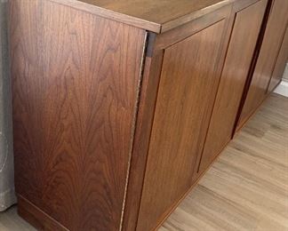 Vintage Mahogany Buffet/ Sideboard w/Dual Bi-Fold Doors