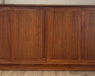 Vintage Mahogany Buffet/ Sideboard w/Dual Bi-Fold Doors