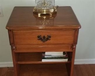 Set of 2 night stand tables