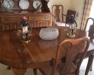 Beautiful Oval Dining room table with 6 chairs, 2 leafs and padding