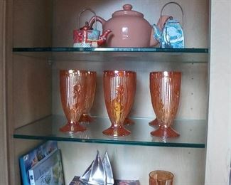 Attractive tea pots & glassware