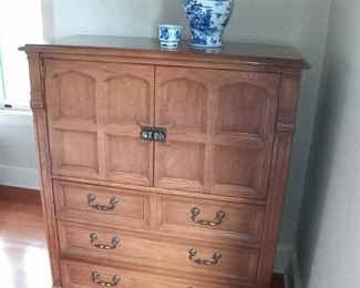 Chest of drawers (additional night stands available)