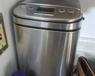 BREADMAKER LIKE NEW $25  ASLO LIKE NEW MICROWAVE $20