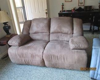 RECLINER LOVESEAT   NO STAINS $100
