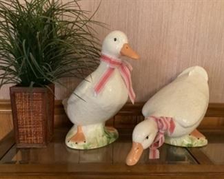 Goose figurines 