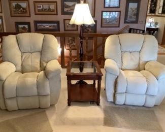 Set 2 cream recliners 