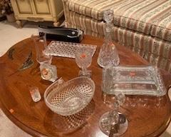 THOMASVILLE COFFEE TABLE. THERE IS A ALSO A MATCHING END TABLE TO GO ALONG WITH THE COFFEE TABLE. SEVERAL SIDE TABLES & COLLECTIBLES