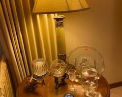 THOMASVILLE END TABLE. NICE LAMPS & HOME DECOR.