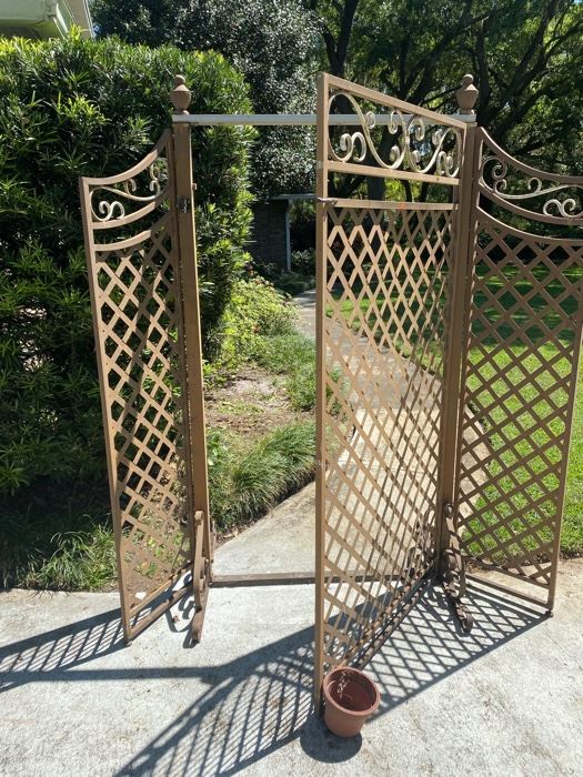 MAJESTIC OAKS GARDEN GATE - THIS IS A SPECIAL FIND...LISTED AT ONLY $125 OBO!