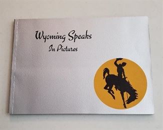 Book Wyoming Speaks in PiLarge format book in excellent condition including its original box.
Illustrated with photographs by Charles Belden, Elsa Spear Edwards, Crandall, Haunes, etc. The revised edition of 1938.ctures 1938 Belden Photos. 