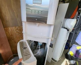 cold and hot water dispenser with glass bottle