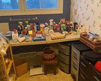 Toiletries storage containers