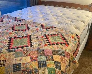 Quilts 
Queen size bed full-size queen size bed frame maple headboard