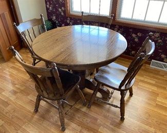 Dining Room Table and four chais with two table leaves