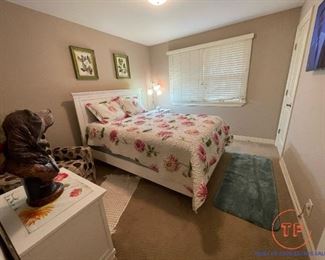 New Classic Bedroom Furniture Set (2 Nightstands and Full Size Bed)