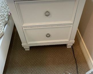 New Classic Bedroom Furniture Set (2 Nightstands and Full Size Bed)