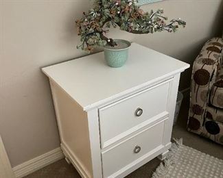 New Classic Bedroom Furniture Set (2 Nightstands and Full Size Bed)