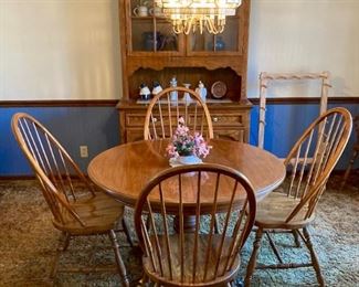 Thomasville Dining Room Table with 6 Windsor Chairs and Table Leaves