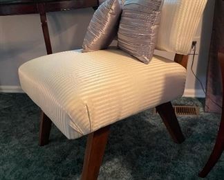 Cushioned lounge chair