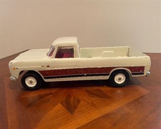 Vintage Ertl International 1000 pickup truck- white 