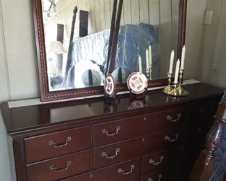 Beautiful dresser and mirror Drexel Heritage, excellent condition
