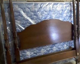 Beautiful Queen size four post bed & mattress set by Drexel Heritage, excellent condition