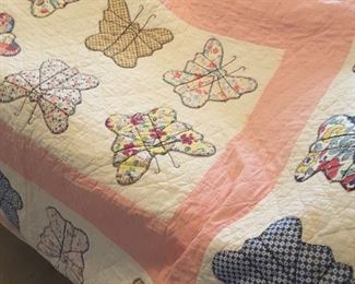 Adorable hand-stitched quilt oh, great condition!