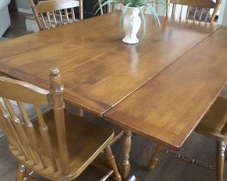 Casual dining table and chairs, great condition!