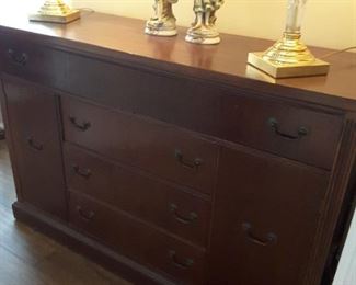 Beautiful vintage solid mahogany server oh, great condition.