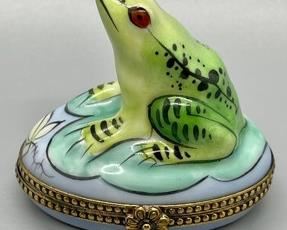 Limoges of France Frog Trinket Box measures 2 inches tall.