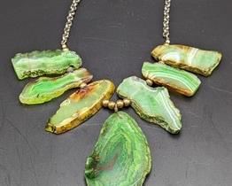 Green Agate Slice Necklace. WOW! These agate slices are stunning!

The measures 23” long and is a little worn. The agates could easily be restrung on a new chain. The largest slice measures 1.75” x 3.25”.