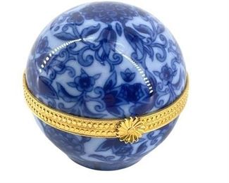 Lot 078
Takahashi Japan Hand Painted Hinged Trinket Box