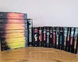 Multiple Stephen King Novels including a 7-book set, a 4-book set, 2 3-book sets & 2 individual softcover books. 

Titles as shown.