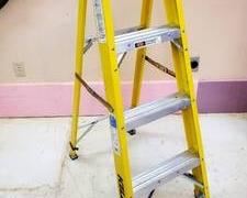Keller 4ft Fiberglass Step Ladder rated for 250 lbs