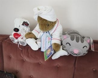 VERMONT TEDDY BEAR IN THE MIDDLE.