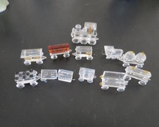 MINITURE GLASS TRAIN PIECES.