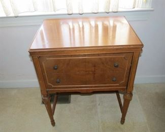 VINTAGE WHITE SEWING MACHINE.