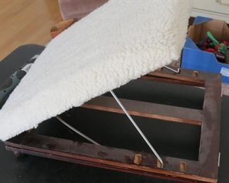 SDJUSTABLE FOOT STOOL.