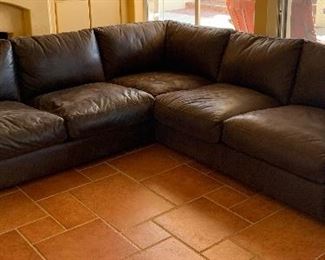 Sectional Sofa w Matching Ottoman