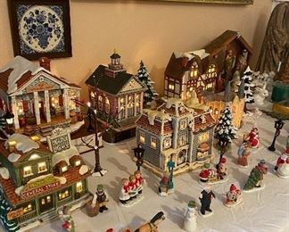 Lefton colonial village pieces and buildings 