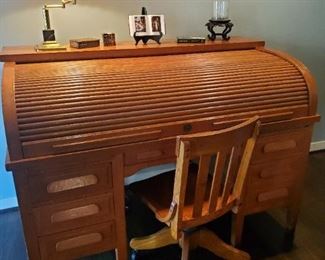 Standard Furniture Co
Roll Top Desk w/key