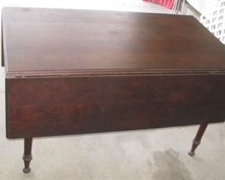 Drop leaf table