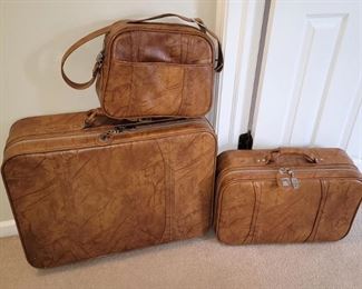 Vintage luggage set - like new