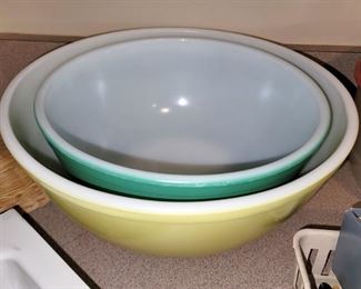 Vintage Pyrex green and yellow mixing bowls