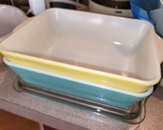 Vintage Pyrex lidded casserole dishes