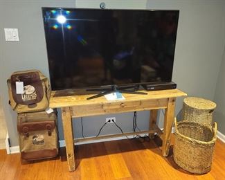 Gorgeous console table/desk. 55" Sony flat screen TV
