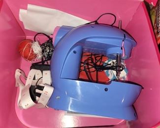 Toy sewing machine